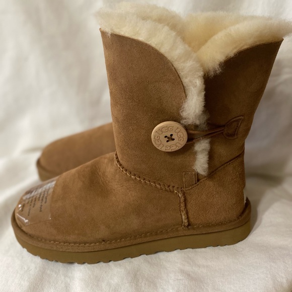 Sold UGG Australia Classic Short Leather Boots Women’s size 7 color Chestnut New - Picture 2 of 14
